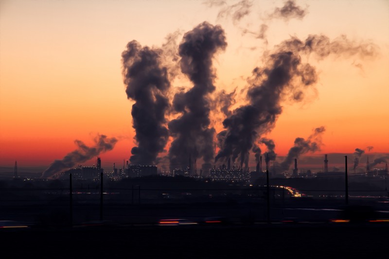 <p>El humo de las chimeneas de varias fábricas. </p>