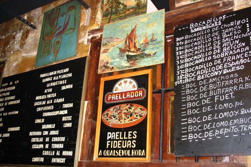 <p>Cartel con menú, en un bar de tapas de Barcelona.</p>