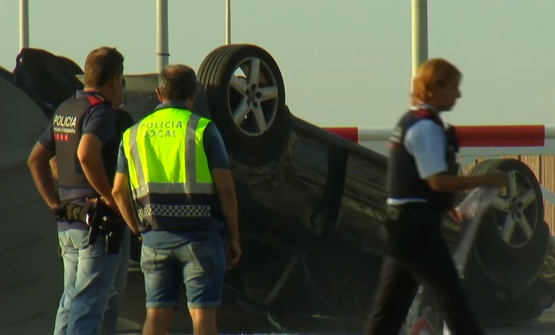 <p>Los Mossos d’Esquadra inspeccionan el Audi A3 en el que viajaban los cinco terroristas muertos en Cambrils </p>