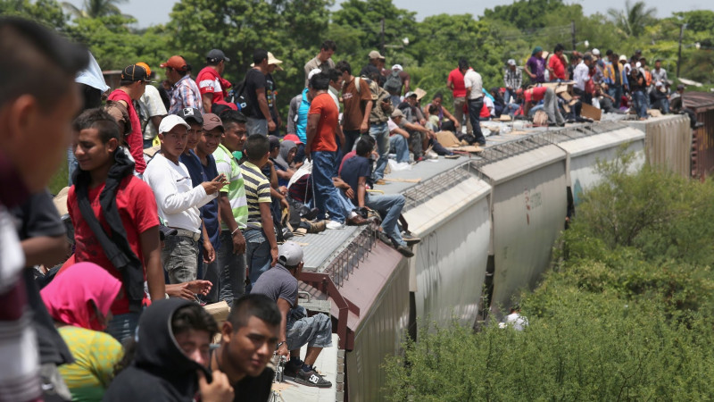 <p>Migrantes centroamericanos y mexicanos abarrotan el techo de ‘La Bestia’.</p>