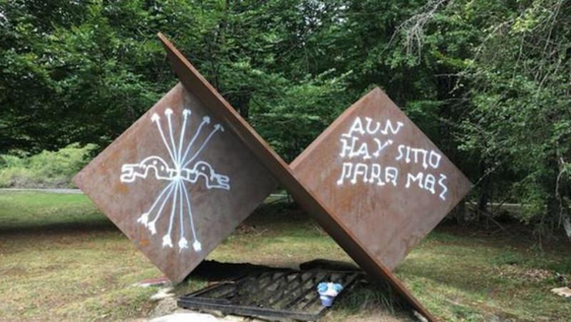 <p>Monumento junto a la sima de Otsaportillo.</p>