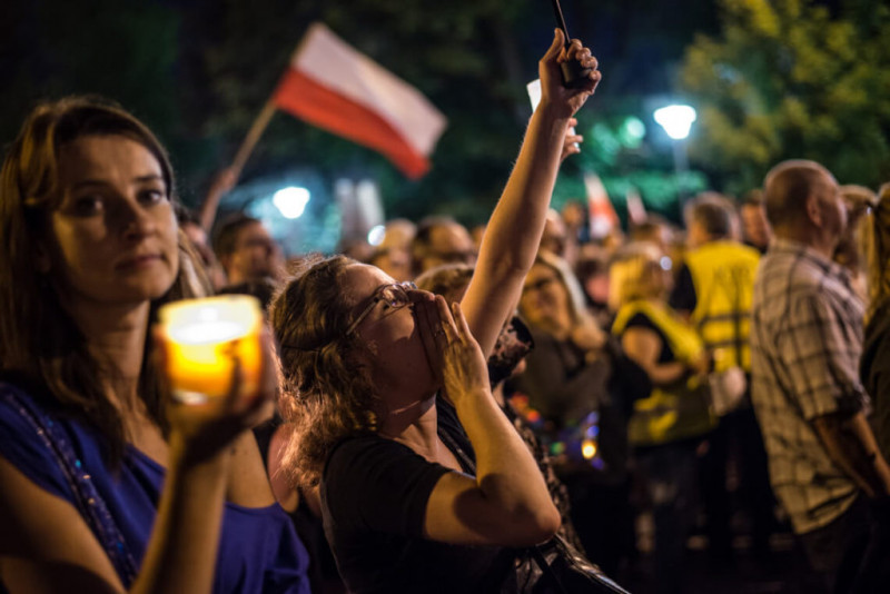 <p>Dos jóvenes protestan frente a la Cámara Baja del Parlamento polaco el pasado 20 de julio.</p>