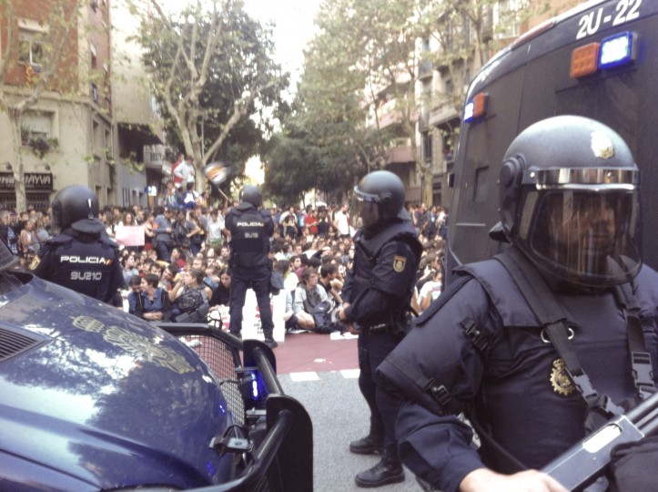 <p>Antidisturbios de la Policía Nacional, frente a la sede de las CUP, el miércoles 20 de septiembre de 2017. </p>