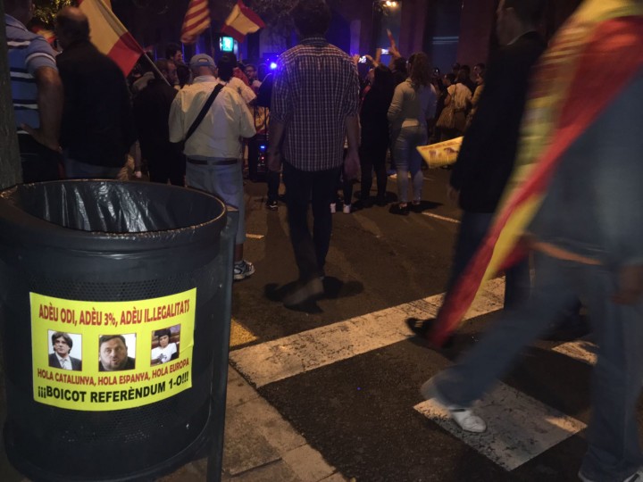 <p>Una pegatina por el boicot del referéndum, en Barcelona, la noche del 22 de septiembre. </p>