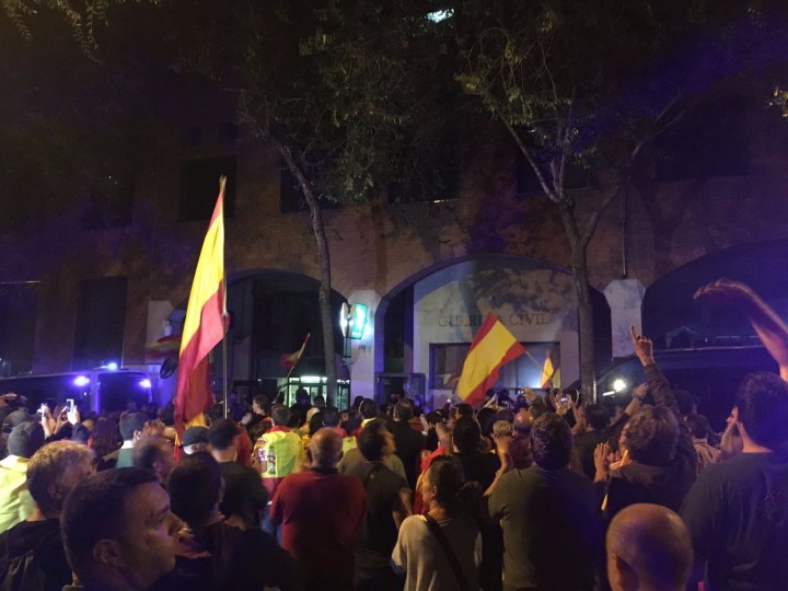 <p>Un grupo de manifestantes contrarios al referéndum se concentran frente a un cuartel de la Guardia Civil en Barcelona.</p>