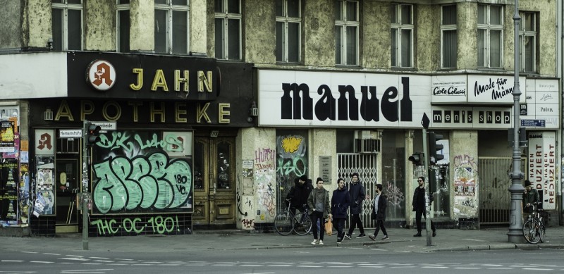 <p>Un grupo de jóvenes, en la Hermannplatz, situada al norte de Berlín (2014).</p>