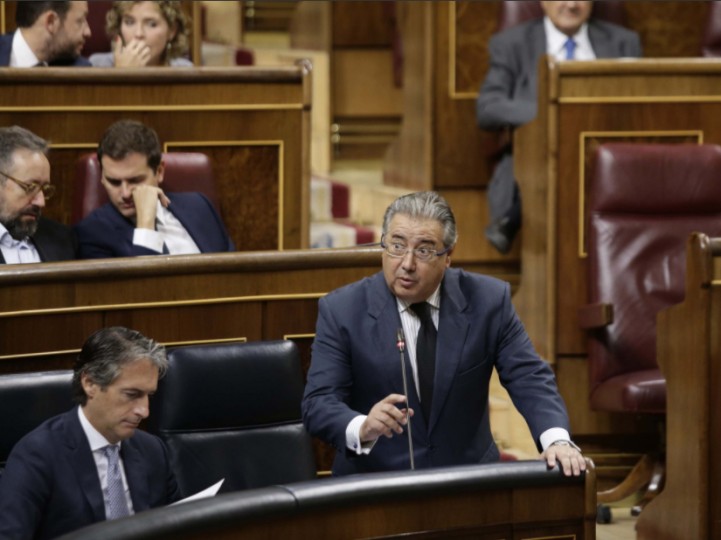 <p>Juan Ignacio Zoido responde las preguntas de los diputados. </p>