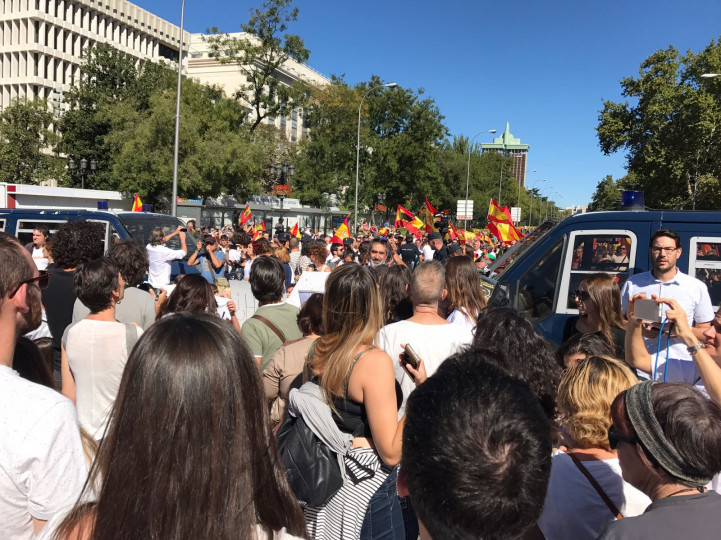<p>Encuentro entre los manifestantes unionistas y los que piden diálogo en Madrid, el sábado 7 de octubre. </p>