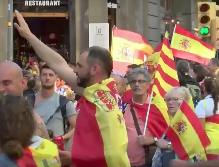 <p>Un ultra realiza el saludo fascista en la manifestación por la unidad de España en Barcelona. 8 de octubre de 2017. </p>