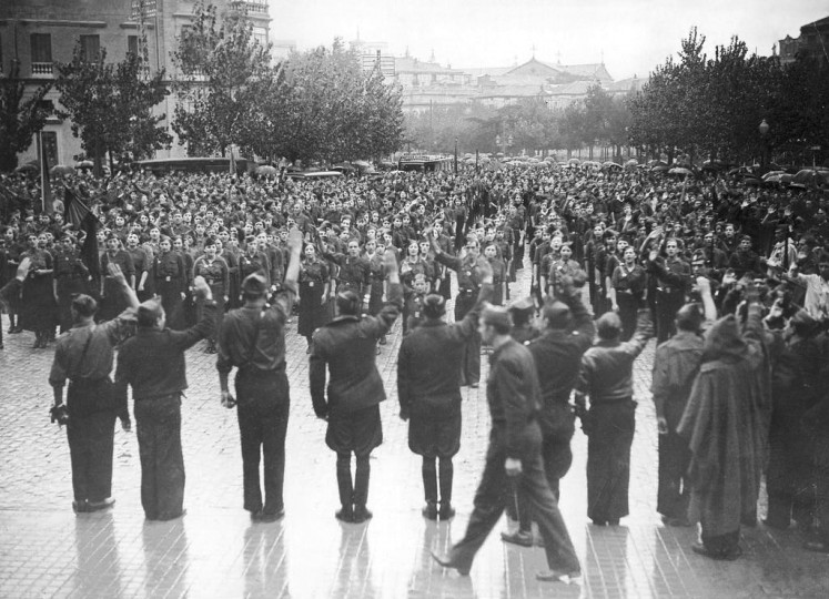<p>Militantes de Falange Española de las JONS formados delante del templo de Santa Engracia, en el actual Paseo de Pamplona, frente a la plaza Paraíso, en 1936. </p>