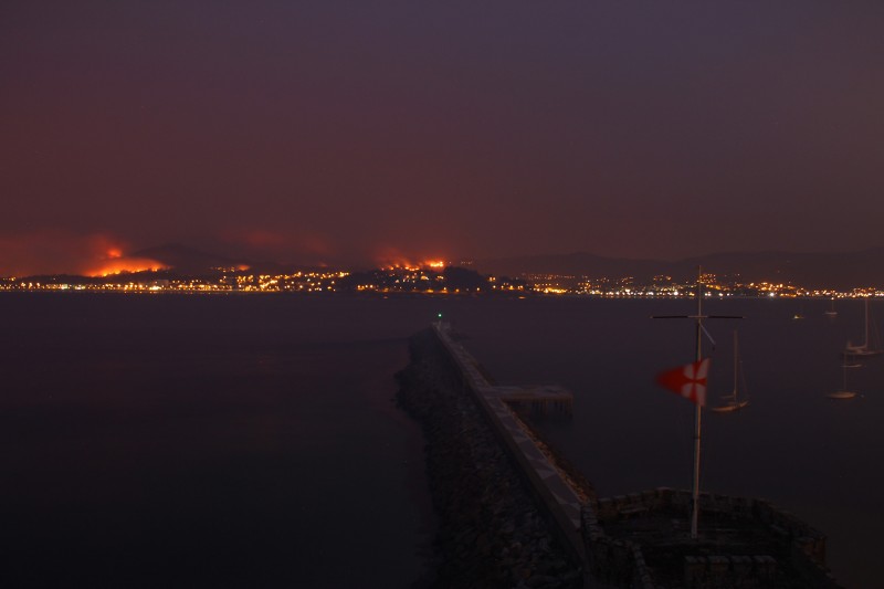 <p>Incendios en Nigrán, vistos desde el Parador de Bayona.</p>