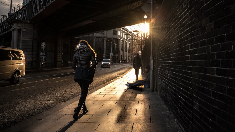 <p>Un hombre pide limosna en la calle Gardiner, de Dublín. </p>