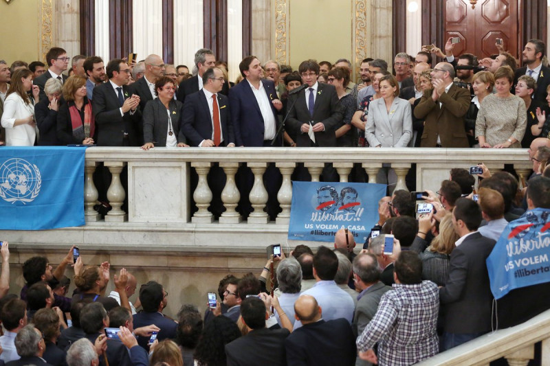 <p>Puigdemont y Junqueras, después de la votación de la DUI <em>fake, </em>en las escaleras del Palacio de la Generalitat. </p>