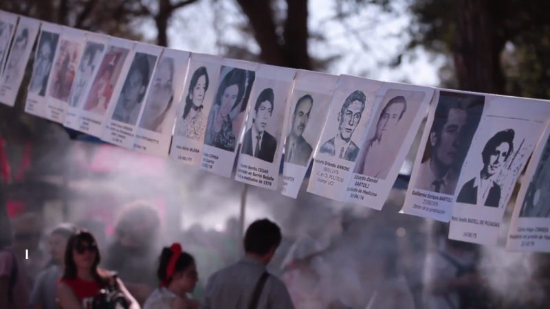 <p>Grupos de activistas se manifiestan con retratos de los torturados y desaparecidos en La Perla, durante el juicio en 2016.</p>