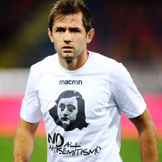 <p>El jugador del Lazio Senad Lulić, con la camiseta con el rostro de Ana Frank, durante el partido contra el Bologna.</p>
