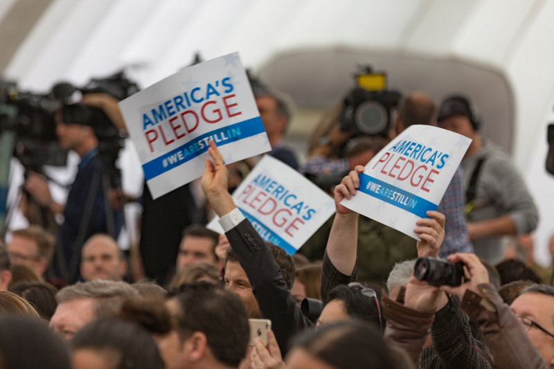 <p>Participantes en la Cumbre del Clima de Bonn levantan pancartas donde puede leerse “Promesa de EEUU. Seguimos dentro”.</p>