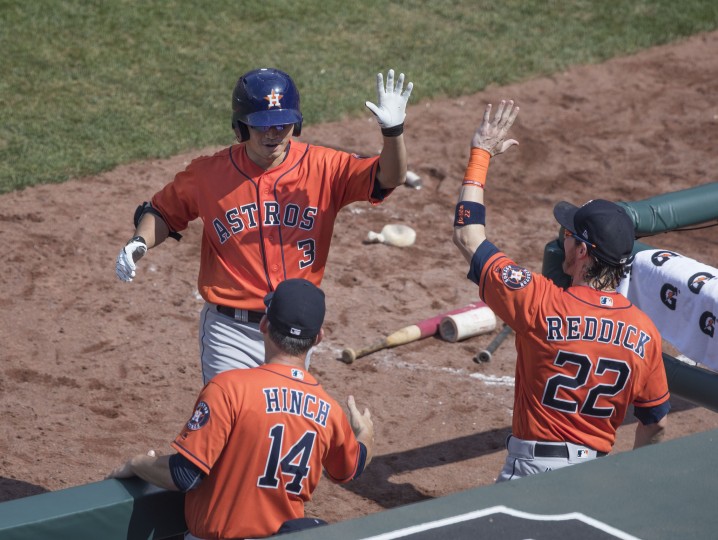 <p>Varios jugadores de los Astros de Houston se saludan durante un partido. Julio de 2017. </p>