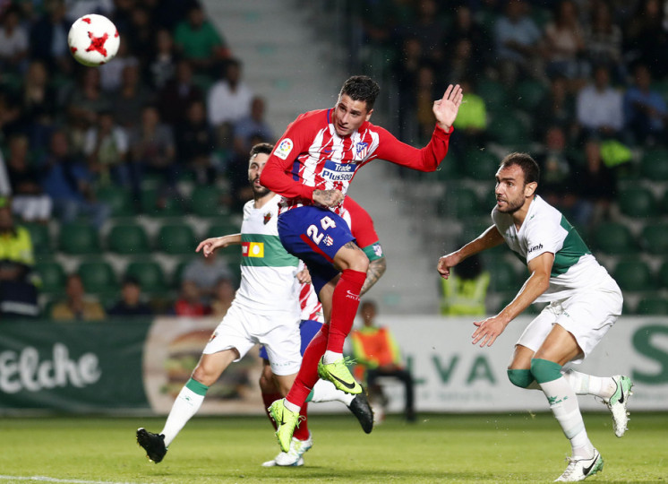 <p>Giménez disputa un balón durante el primer partido de Copa frente al Elche. </p>