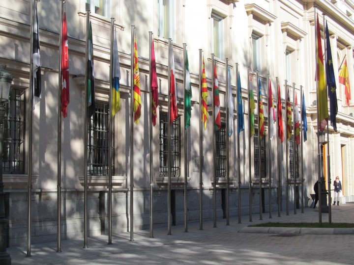 <p>Banderas de las CC.AA delante del Senado.</p>