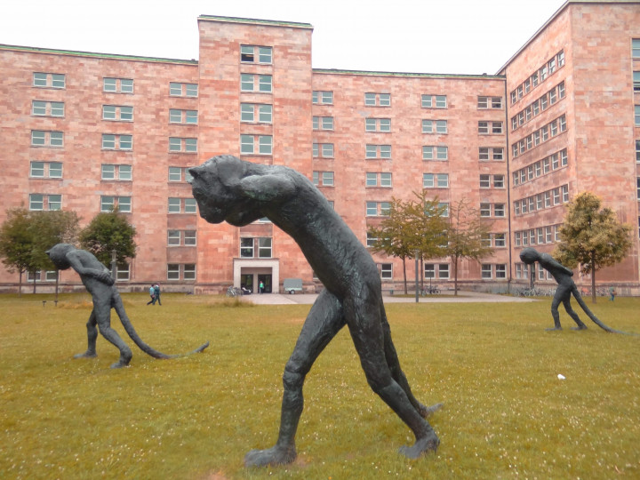 <p>Memorial a los trabajadores esclavos en la sede de IG Farben en Frankfurt.</p>