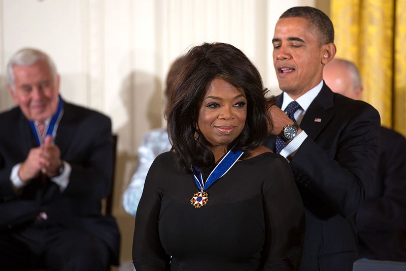<p>El Presidente Barack Obama entrega la Medalla Presidencial de la libertad a Oprah Winfrey en 2013. </p>