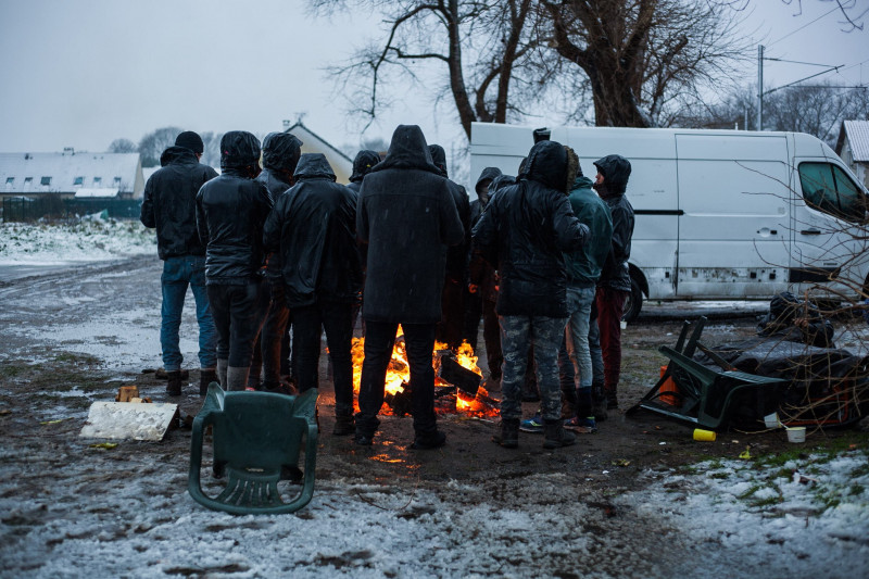 <p>Migrantes en Calais, este invierno. </p>