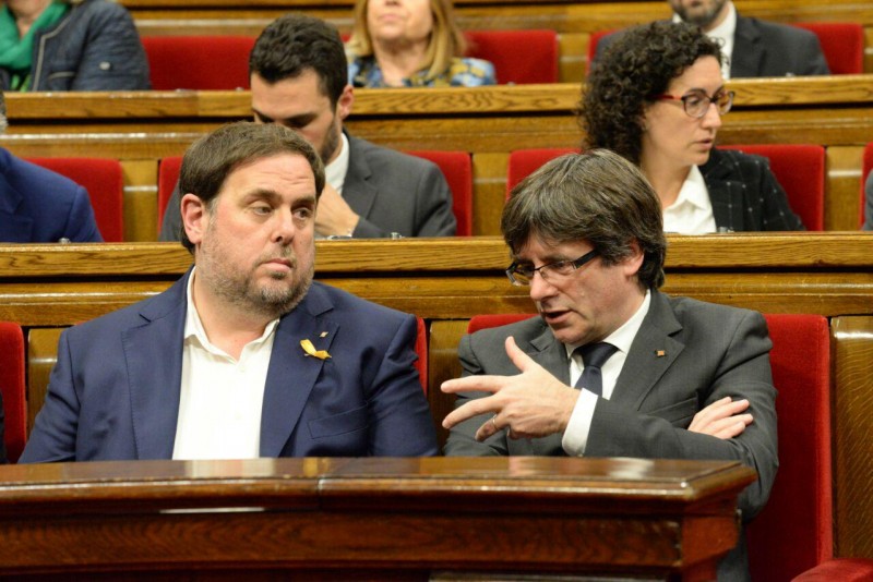 <p>Oriol Junqueras y Carles Puigdemont en un pleno del Parlament.</p>