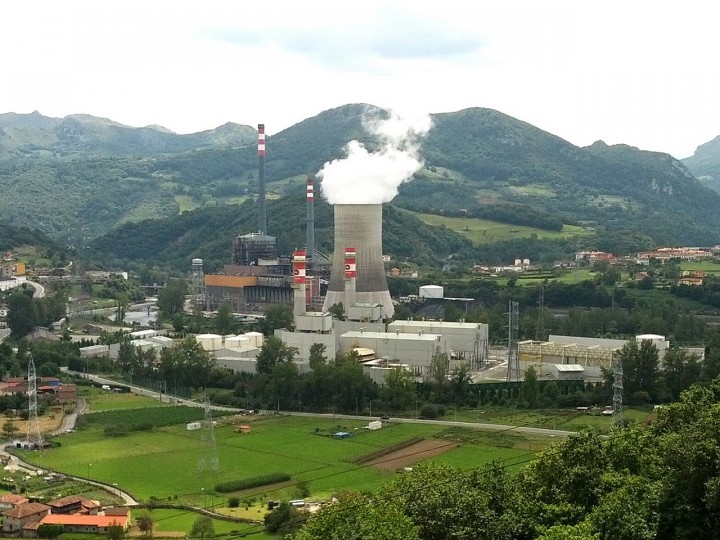 <p>Centrales térmica de carbón y de ciclo combinado en Soto Ribera (Asturias), España.</p>