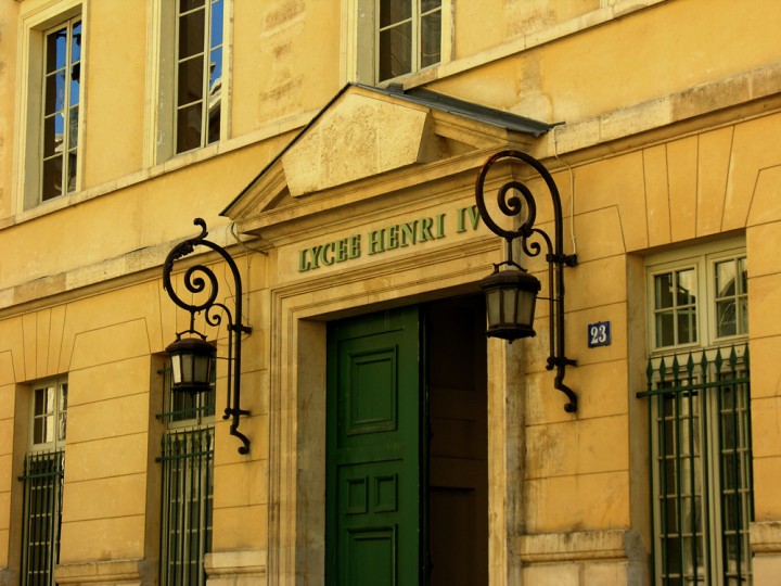 <p>Entrada del Liceo Henri IV de París, prestigiosa escuela secundaria con grandes resultados en los procesos de selección para escuelas de alto nivel (G<em>randes Ecolés).</em></p>