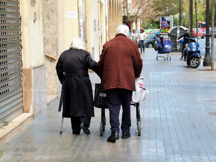 <p>Dos ancianos andan por una calle de Valencia, 2016. </p>