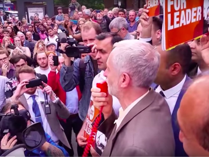 <p>Corbyn se dirige a la gente después de reunirse con los concejales laboristas, en Nottingham, el 3 de febrero.</p>