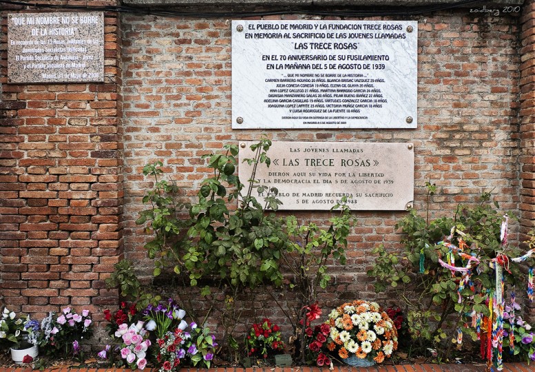 <p>Homenaje a las Trece Rosas en la tapia del cementerio de La Almudena en Madrid. </p>