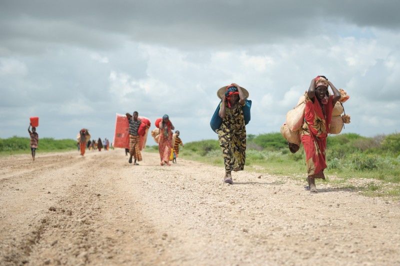 <p>Varias mujeres se dirigen al campo de refugiados de Jowhar, Somalia, huyendo de las fuertes lluvias y disputas en el país. 2013.</p>