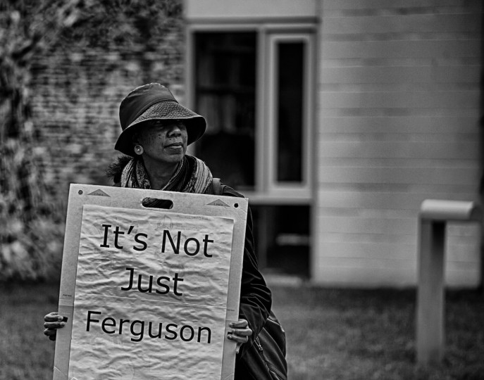 <p>Una mujer protesta en Ferguson, en octubre de 2014.</p>
