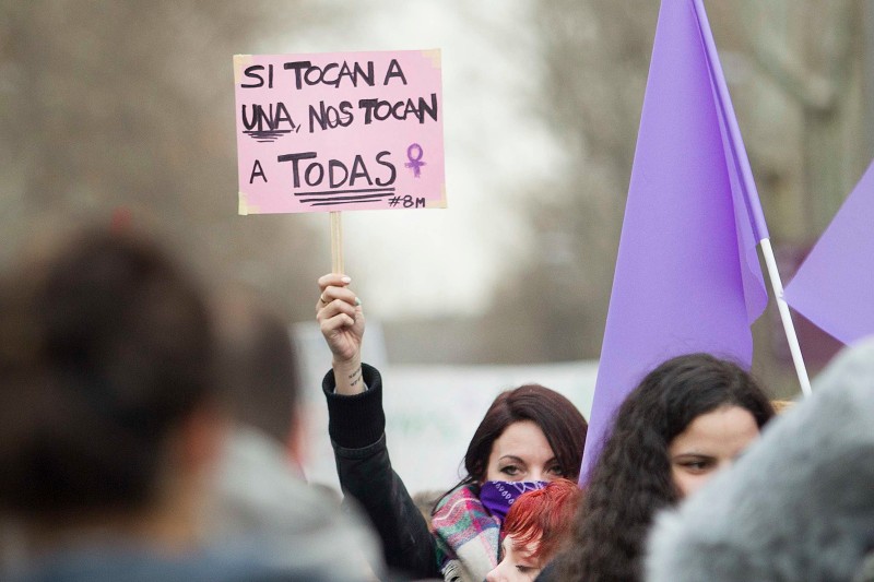 <p>Una mujer sujeta una pancarta durante el día de la huelga feminista. 8 de marzo de 2018, Madrid. </p>