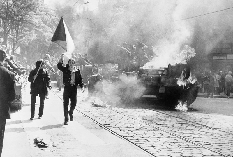 <p>Jóvenes nacionalistas checos durante la invasión soviética. Praga, 1968 </p>
