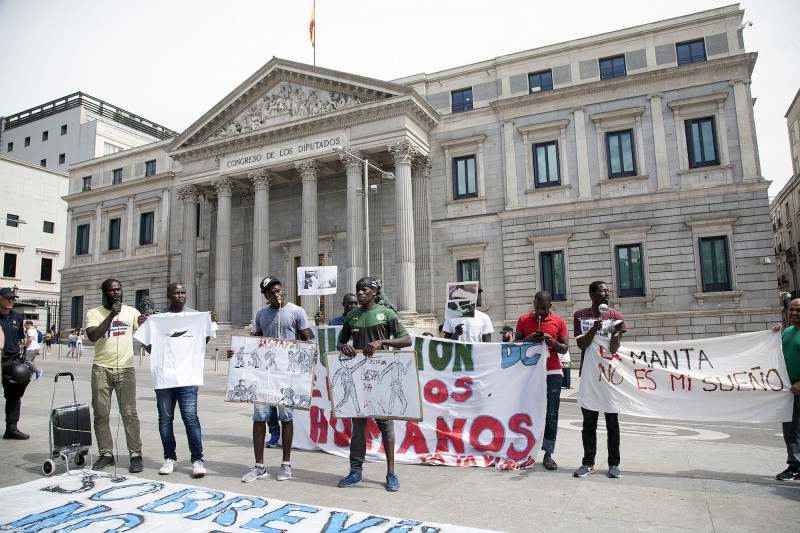 <p>Concentración de manteros frente al Congreso en julio de 2017.</p>