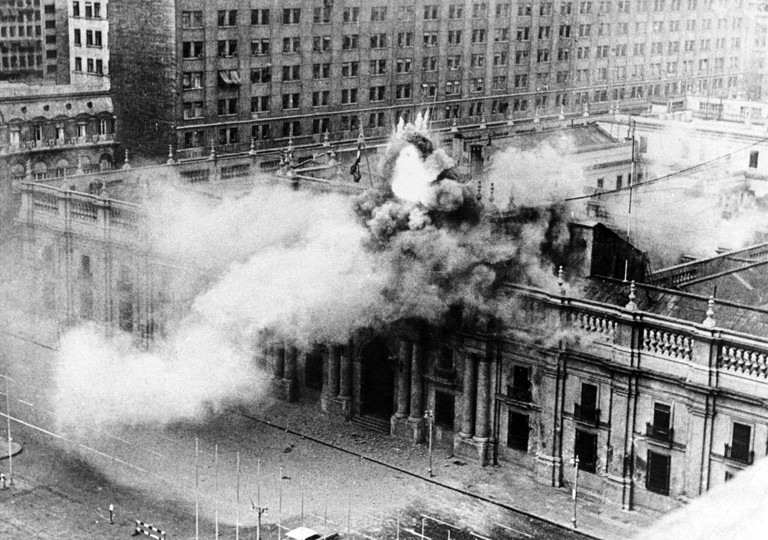 <p>El Palacio de la Moneda, sede del Presidente de la República de Chile, bombardeado por las Fuerzas Armadas durante el golpe de Estado a Salvador Allende. 1973.</p>
