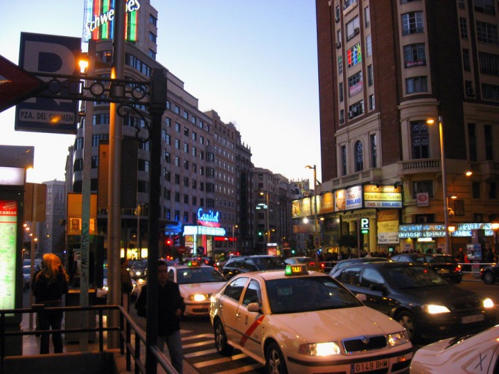 <p>Tráfico de coches en la calle Gran Vía de Madrid.</p>