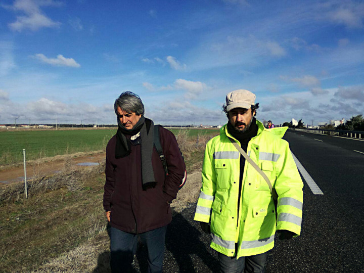 <p>Manuel Cañada (a la izquierda), junto a un compañero, el 17 de marzo, en la marcha desde León a Madrid, que concluirá el 25 de marzo.</p>