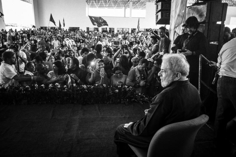 <p>Lula Da Silva, sentado en un escenario durante la gira de su caravana de campaña Lula pelo Brasil. Agosto de 2017</p>