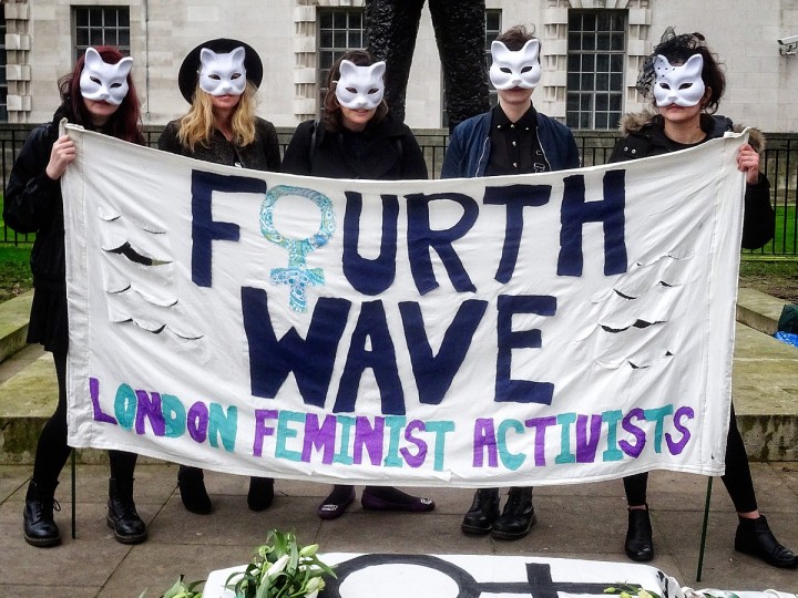 <p>Cinco mujeres sujetan una pancarta durante el Día Internacional de la Mujer en Londres. 8 de marzo de 2017</p>