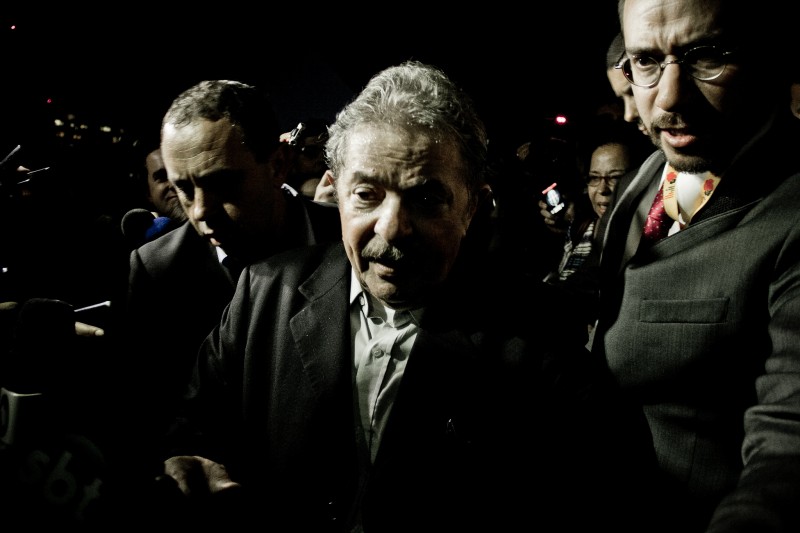 <p>Luiz Inácio Lula da Silva accede al palco para dar una conferencia en Brasilia, julio de 2013.</p>