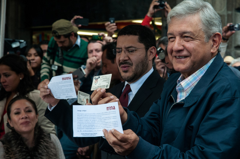 <p>López Obrador sostiene una papeleta del partido MORENA, poco después de su fundación en 2013. </p>