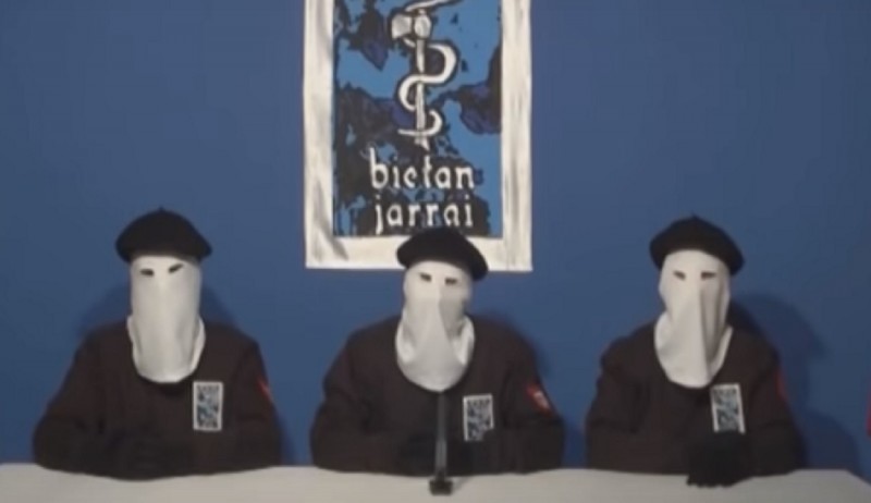 <p>Imagen del vídeo en el que la banda terrorista ETA pide perdón</p>