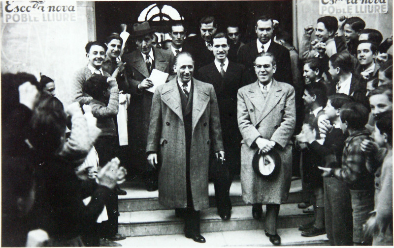 <p>Visita de Lluís Companys (en el centro de la foto, fumando), presidente de la Generalitat de Catalunya, al Instituto M. B. Cossío, acompañado por Lluís Casals i Garcia y  Salvador Sarrà i Serravinyals en Sabadell. Marzo, 1937</p>