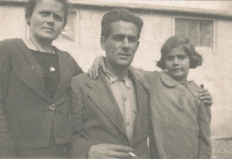 <p>María Baqué, junto a su madre Esperanza y su padre Juan en el campo de Rivesaltes en 1942</p>