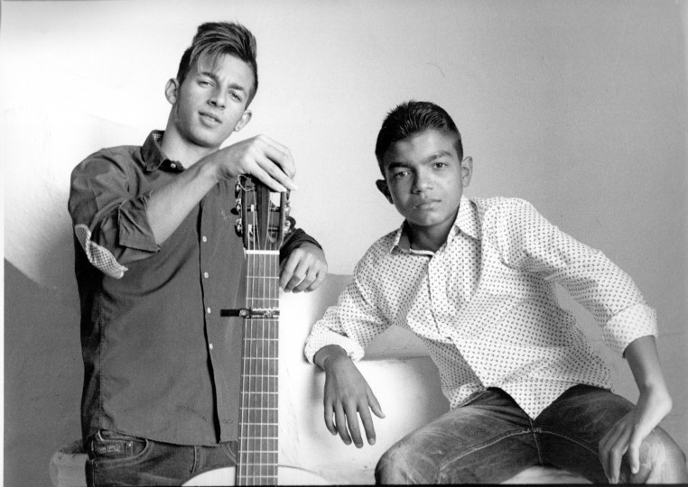 <p>Pepe <em>El Boleco</em> (derecha) junto a Alejandro Laguna, primo de Pepe y guitarrista (izquierda)<em></em></p>