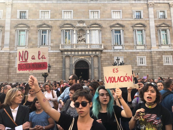 <p>Manifestación frente al Palau de la Generalitat en protesta por la sentencia de la Manada. Barcelona, 26 de abril de 2018</p>
