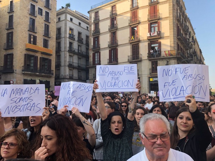 <p>Manifestación en protesta por la sentencia de la Manada en plaça de Sant Jaume en Barcelona, el 26 de abril de 2018.<strong> / Elise Gazengel</strong></p>